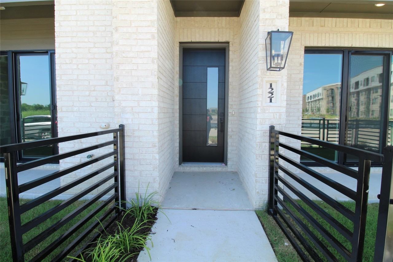 1221 Doris May Dr - Photo 4 of 40