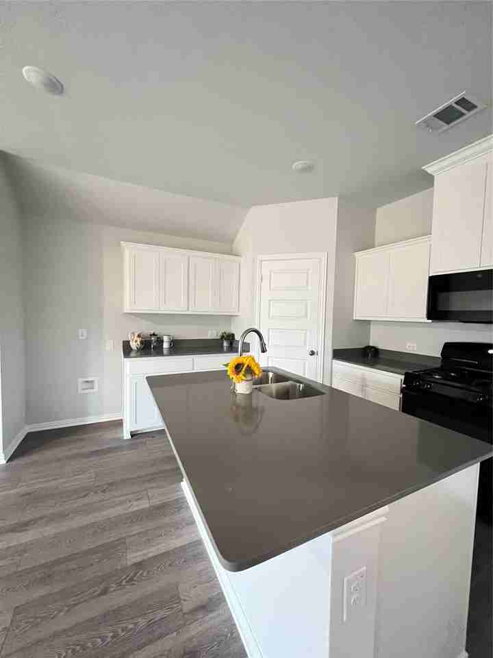 553 Meadow Run Dr - Photo 2 of 35