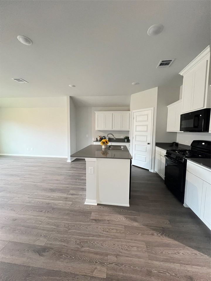 553 Meadow Run Dr - Photo 4 of 35