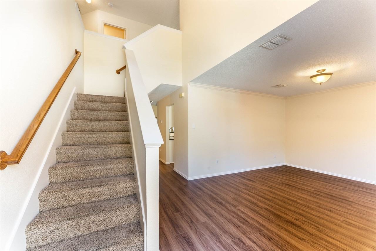 3929 Acorn Ln - Photo 6 of 40