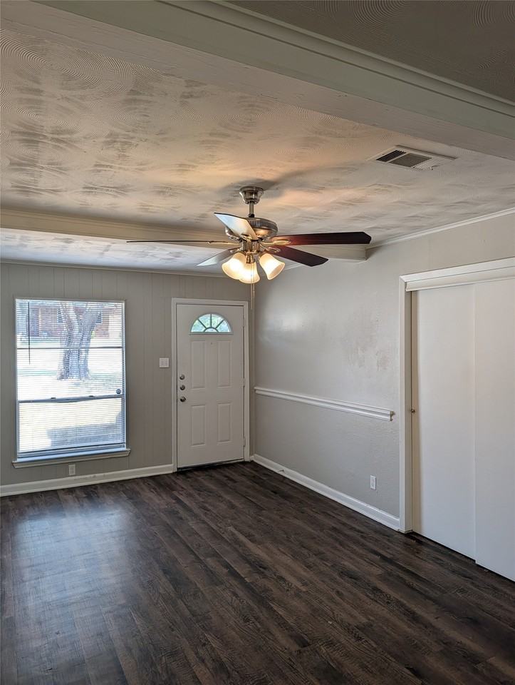 1820 Warren Ln - Photo 3 of 18