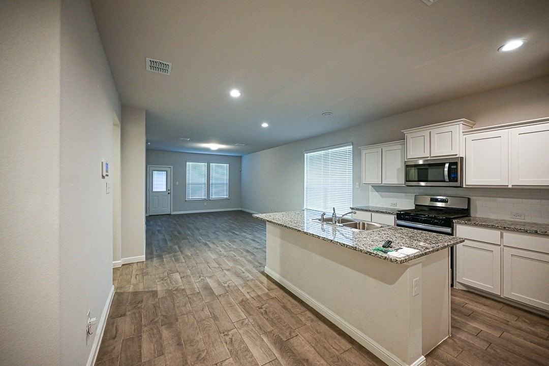 121 Hollytree Ln - Photo 2 of 13