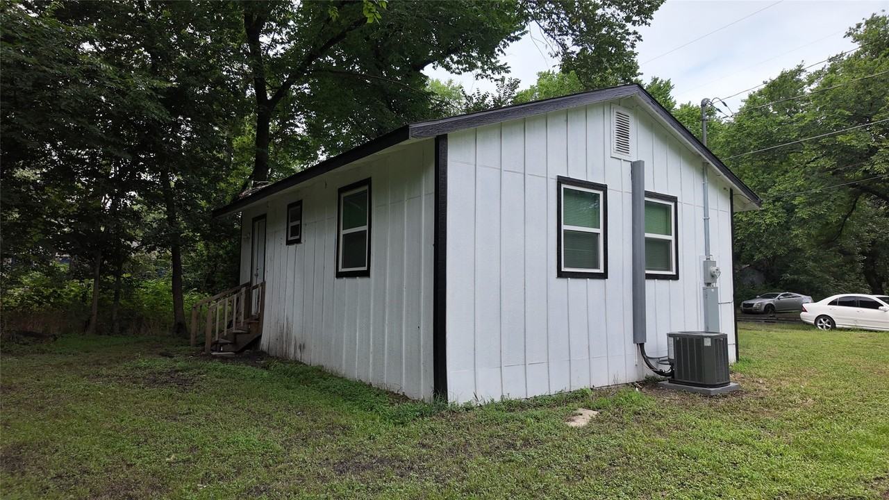 1001 E Park Ave - Photo 3 of 14