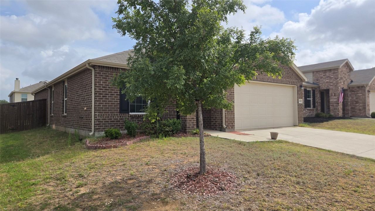 1121 Waggoner Dr - Photo 2 of 32