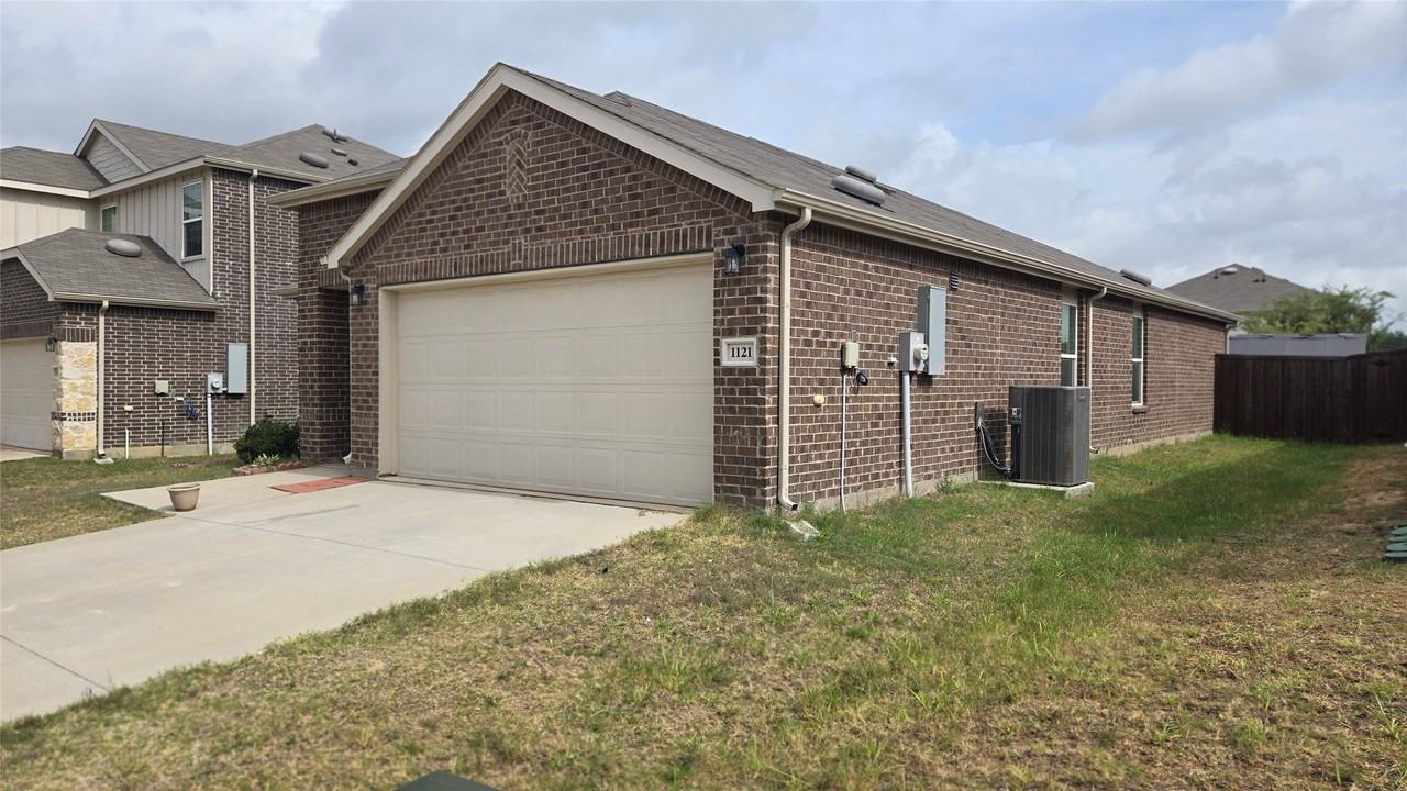 1121 Waggoner Dr - Photo 3 of 32