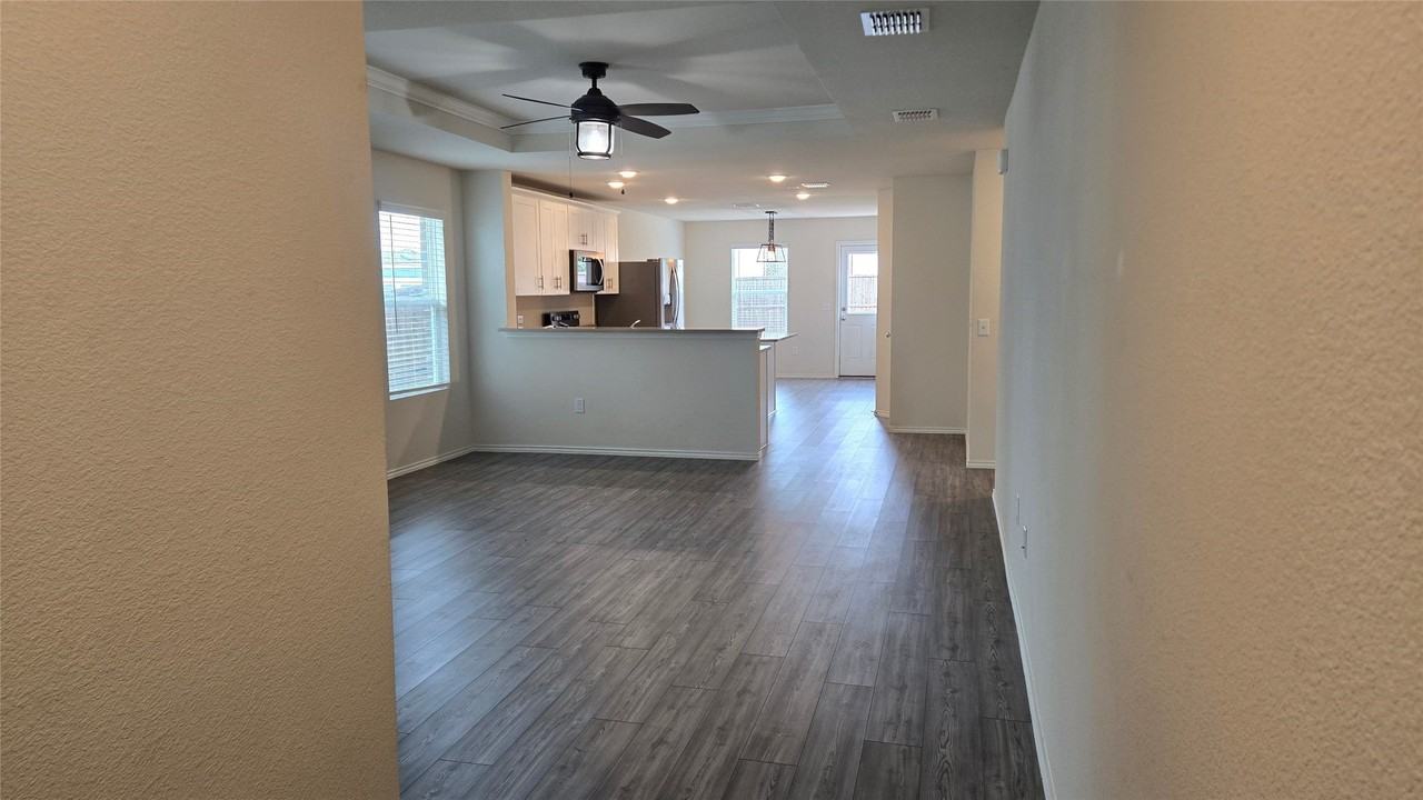 1121 Waggoner Dr - Photo 4 of 32