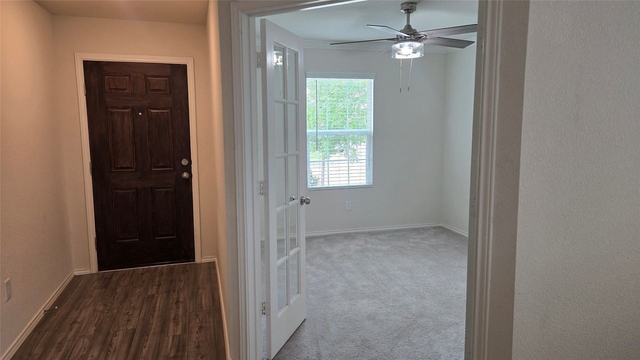 1121 Waggoner Dr - Photo 5 of 32
