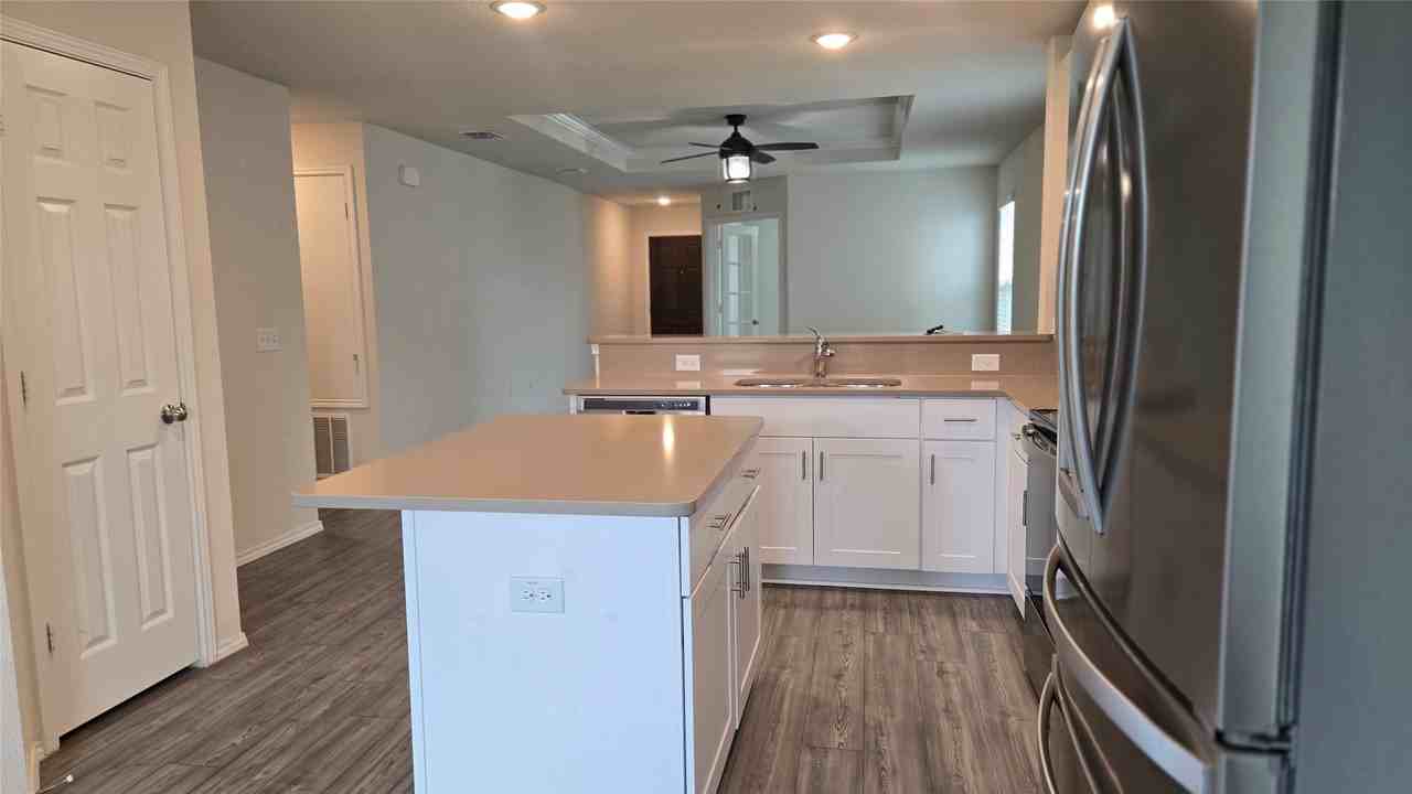 1121 Waggoner Dr - Photo 3 of 32