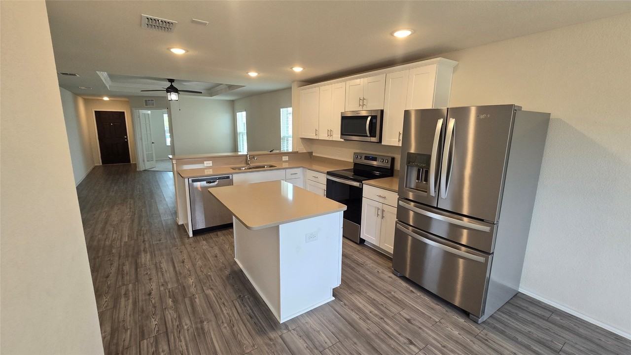 1121 Waggoner Dr - Photo 4 of 32