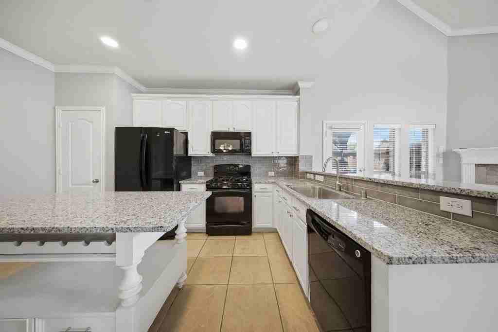 2140 Walnut Square Dr - Photo 3 of 15