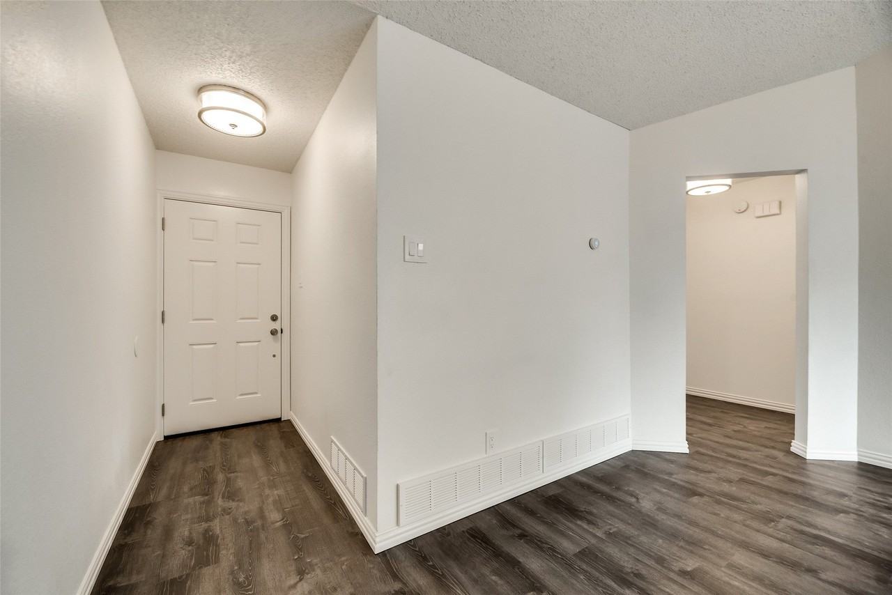 2110 Mistletoe Ave - Photo 4 of 14