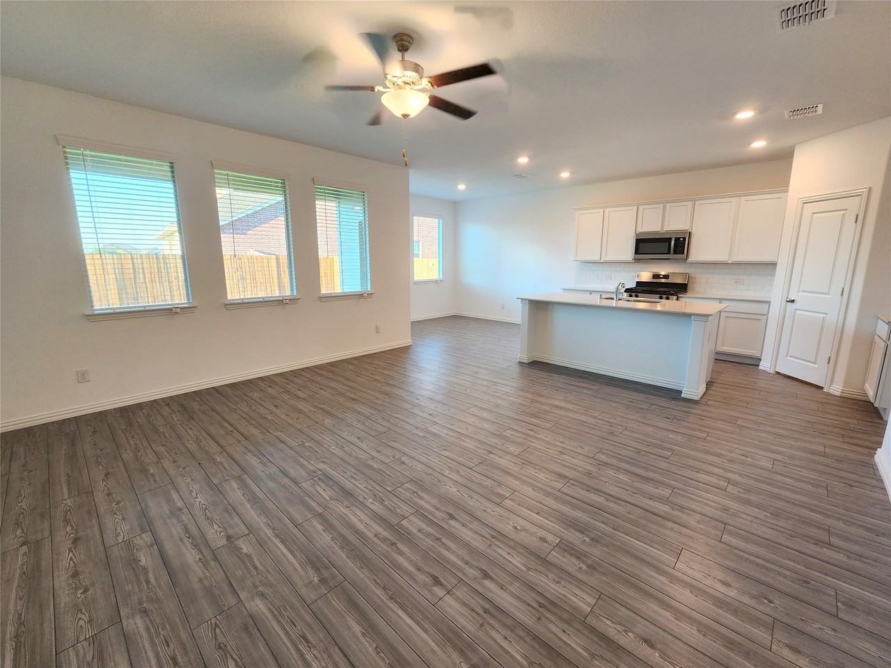 1202 Smoketree Ln - Photo 5 of 28
