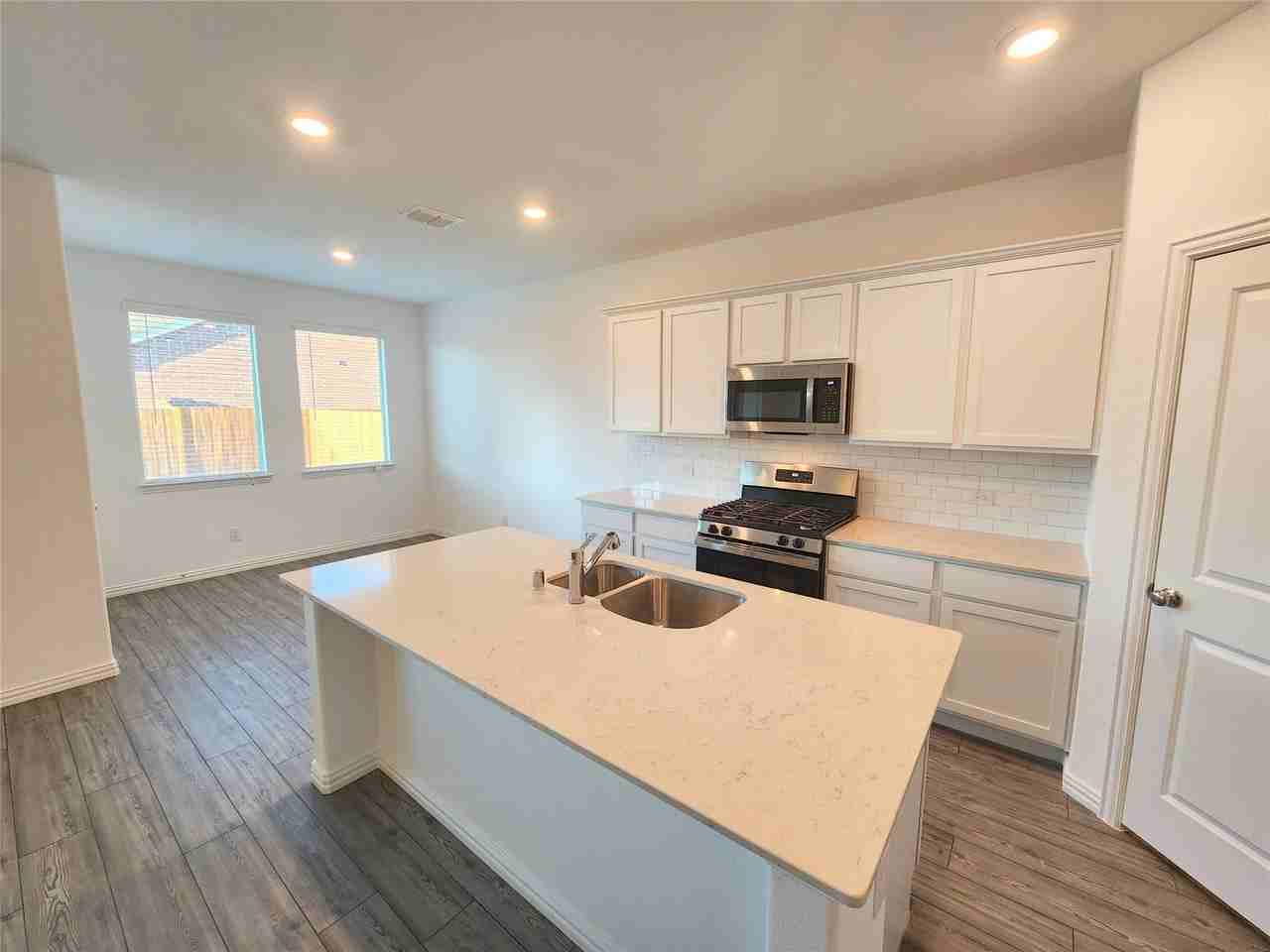 1202 Smoketree Ln - Photo 7 of 28