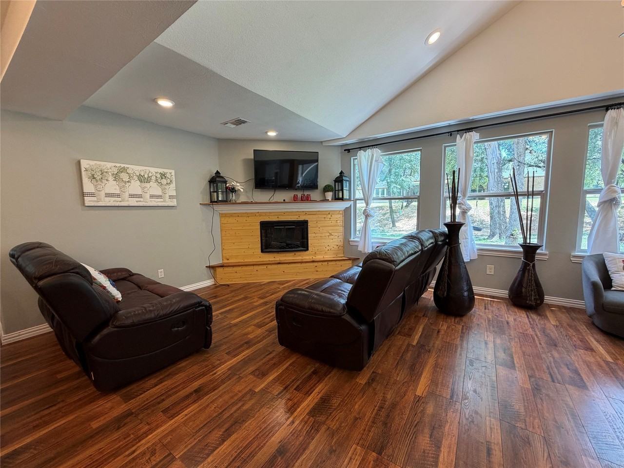 7024 Red Bud Ln - Photo 4 of 26