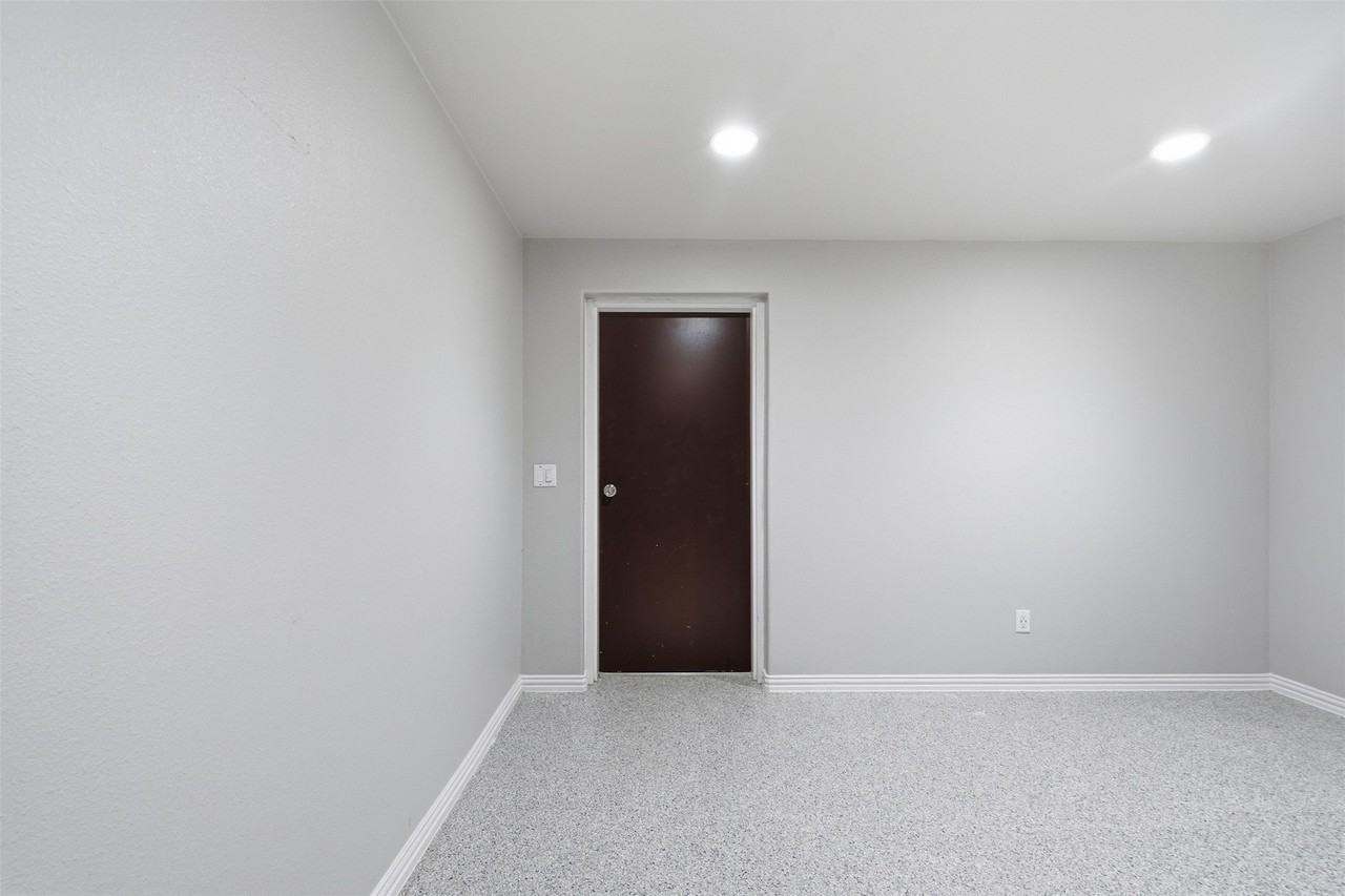 103 W Cleburne Rd #2 - Photo 2 of 14