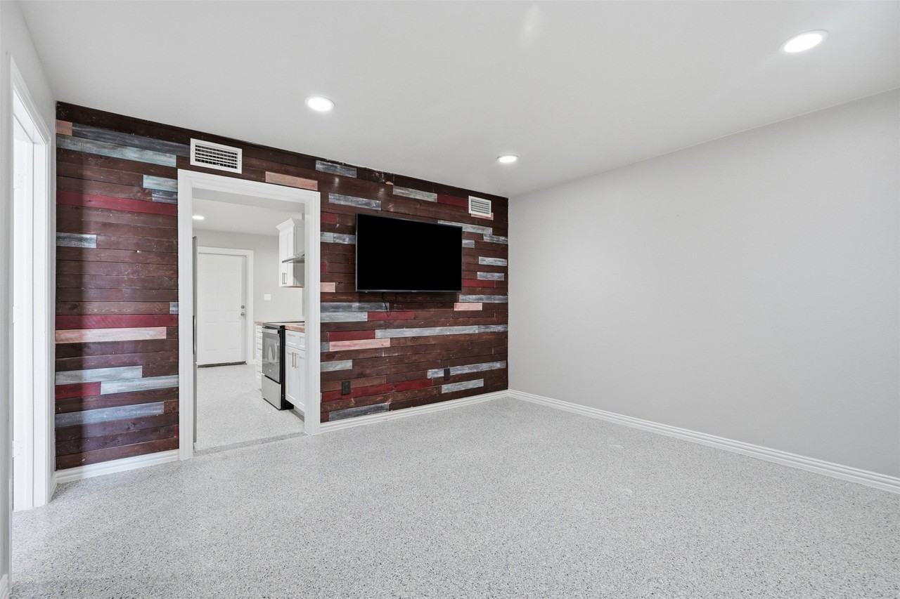 103 W Cleburne Rd #2 - Photo 3 of 14