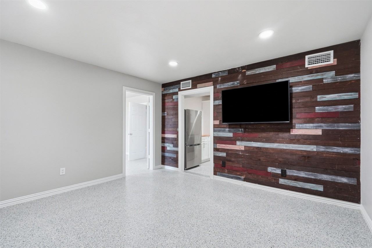 103 W Cleburne Rd #2 - Photo 4 of 14