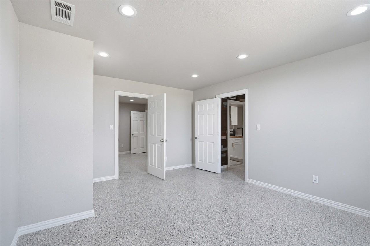 103 W Cleburne Rd #2 - Photo 5 of 14