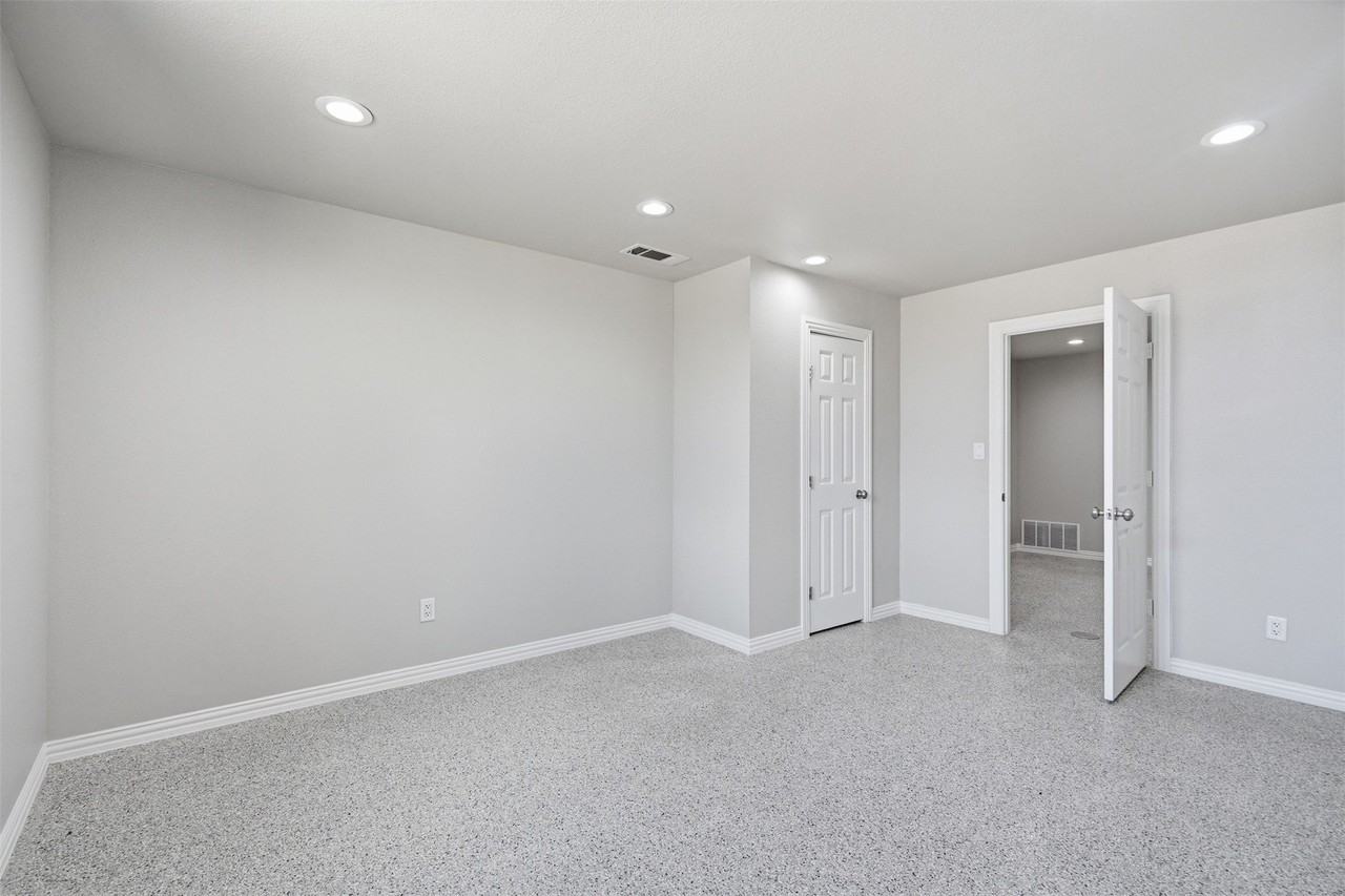 103 W Cleburne Rd #2 - Photo 6 of 14