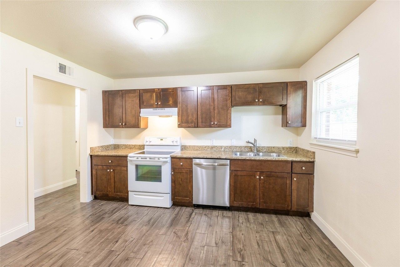 2627 Tealford Dr - Photo 6 of 22