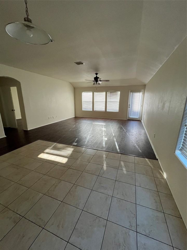 5809 Thoroughbred Ct - Photo 2 of 9