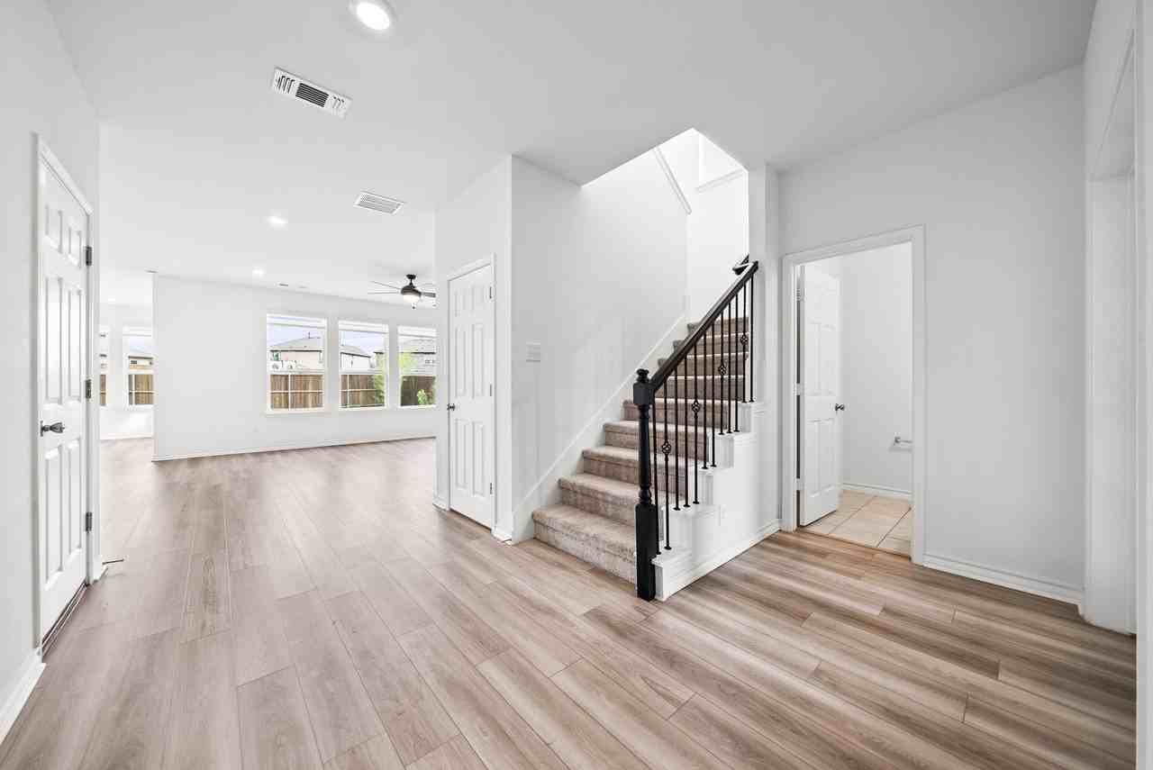 424 Princewood Dr - Photo 7 of 38