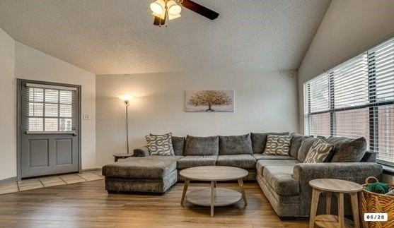 562 Stringfellow Dr - Photo 4 of 24