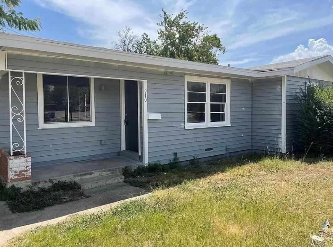 910 Circle Dr - Photo 2 of 10