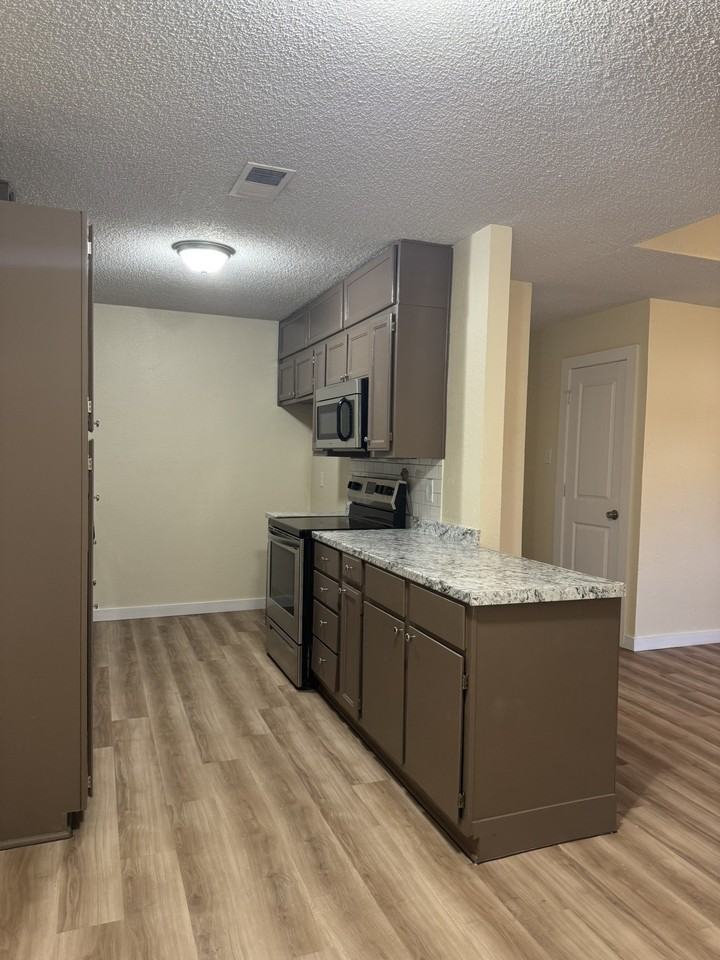6319 Holiday Ln - Photo 4 of 18