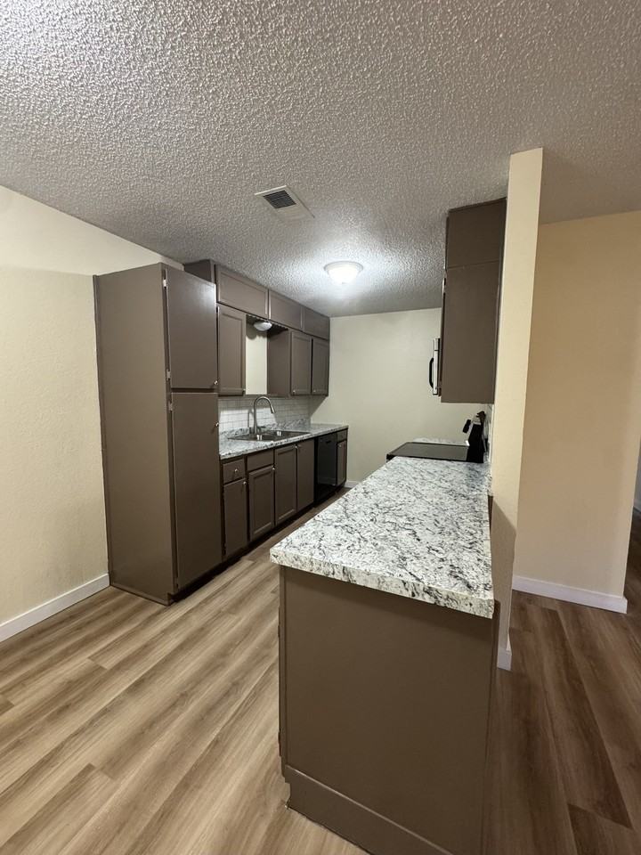 6319 Holiday Ln - Photo 6 of 18