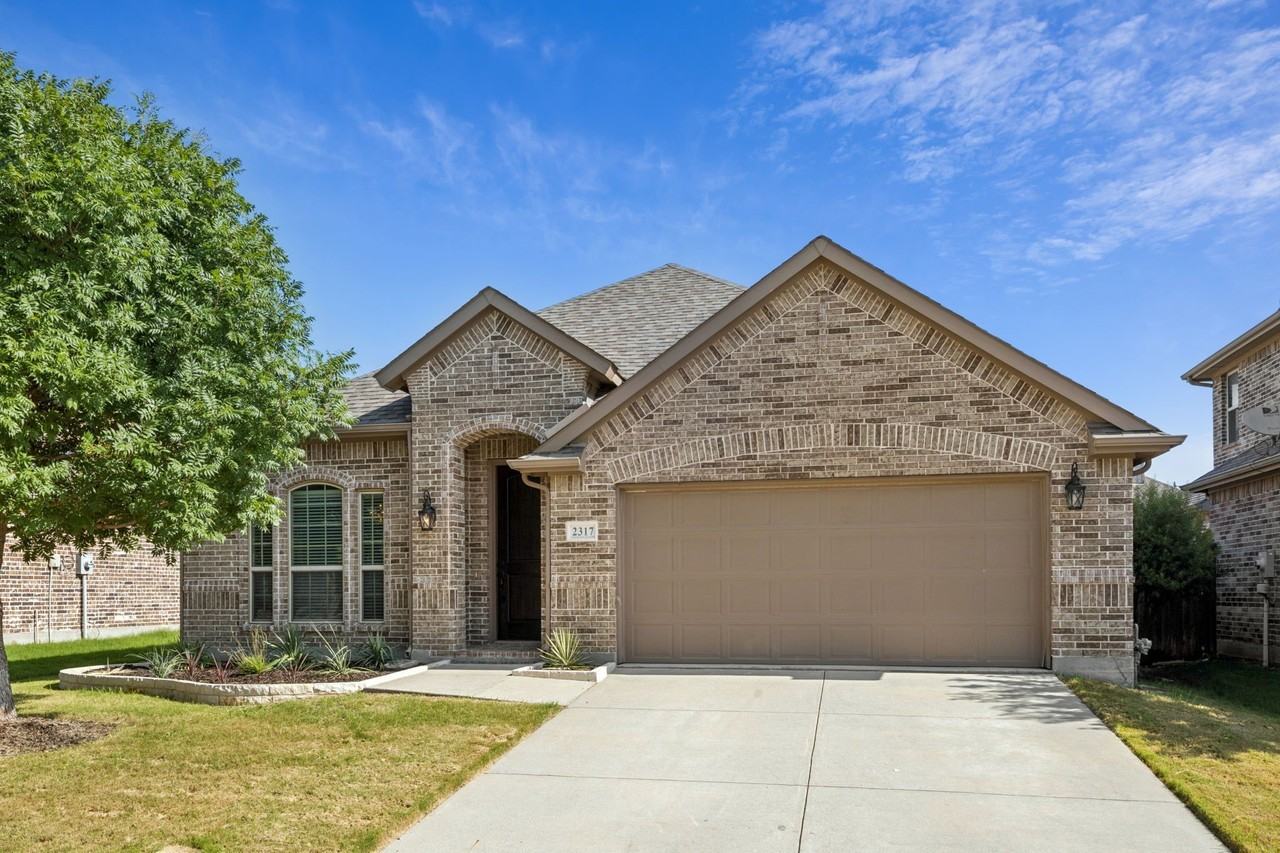 2317 Houston Dr - Photo 3 of 26