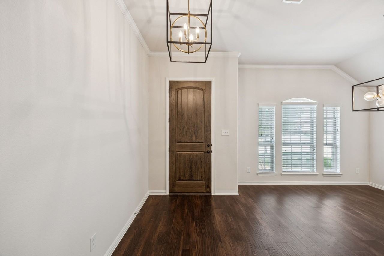 2317 Houston Dr - Photo 4 of 26