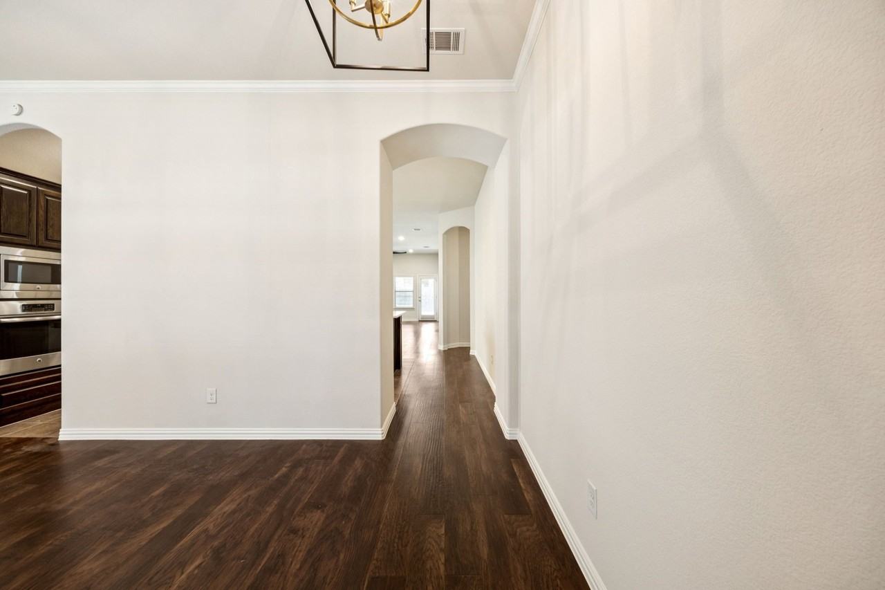 2317 Houston Dr - Photo 5 of 26