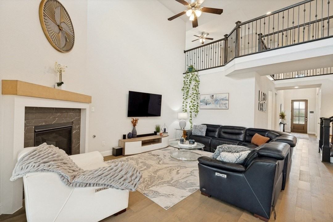 4241 Mill Pond Dr - Photo 4 of 35
