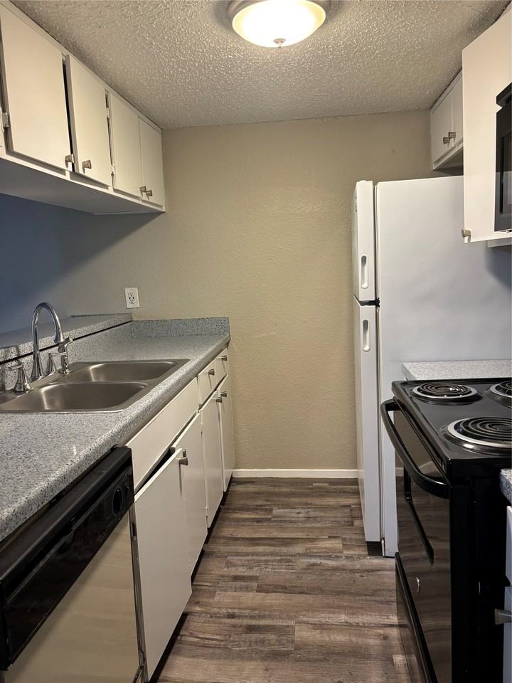 900 N Center St - Photo 2 of 12
