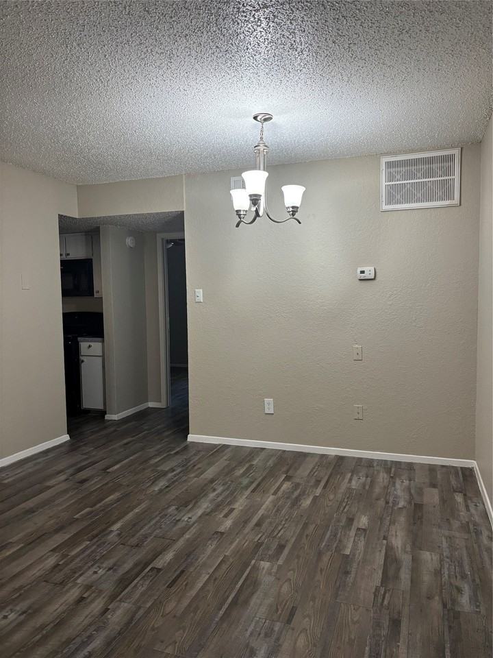 900 N Center St - Photo 4 of 12