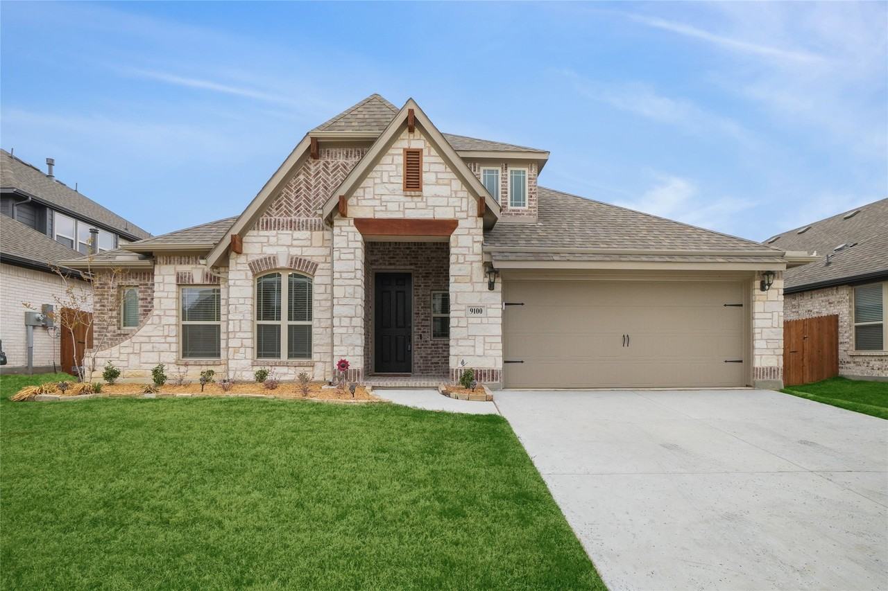 9100 Amistad Ln - Photo 2 of 34