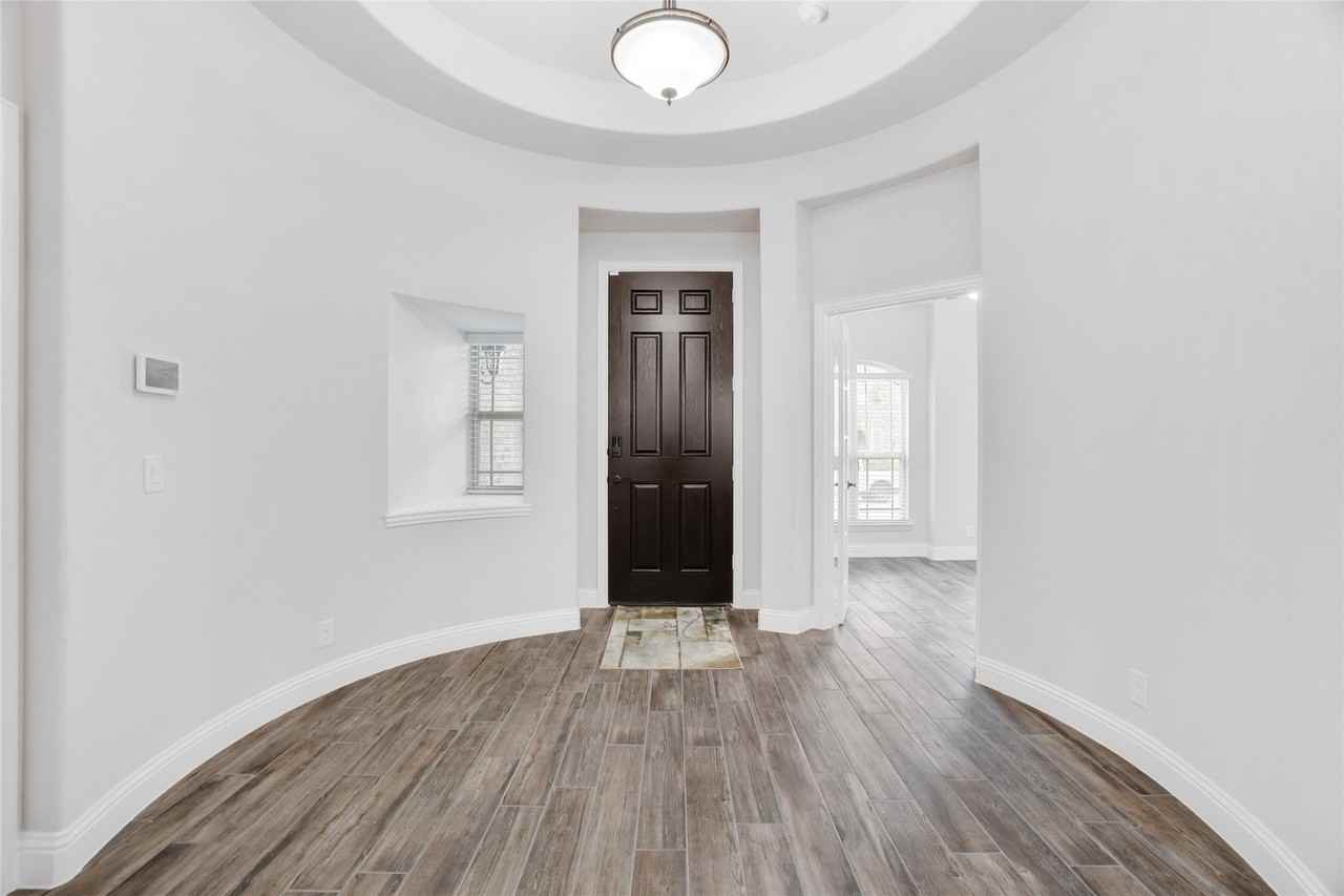 9100 Amistad Ln - Photo 4 of 34