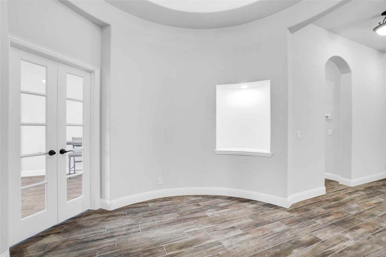 9100 Amistad Ln - Photo 5 of 34