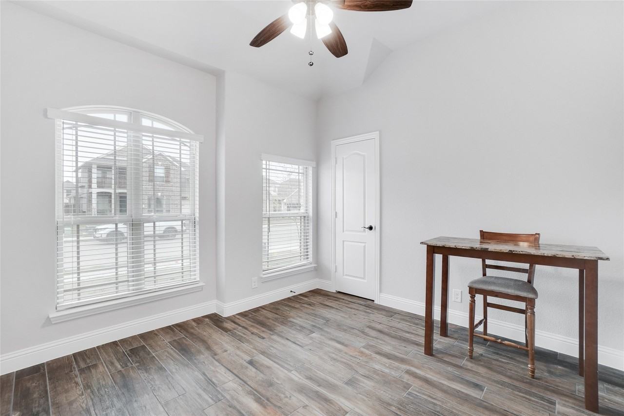 9100 Amistad Ln - Photo 6 of 34