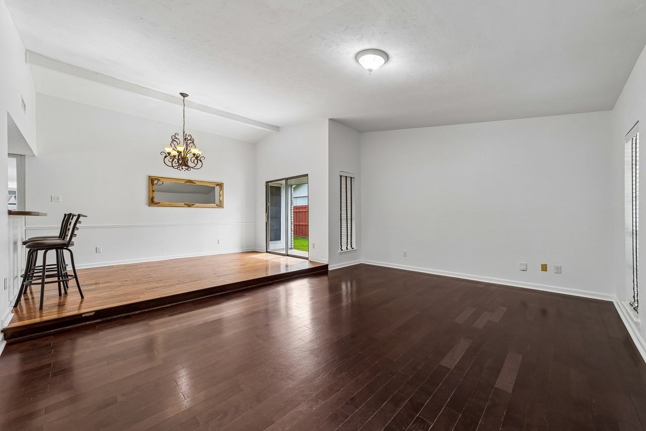 10239 Green Ash Rd - Photo 4 of 36