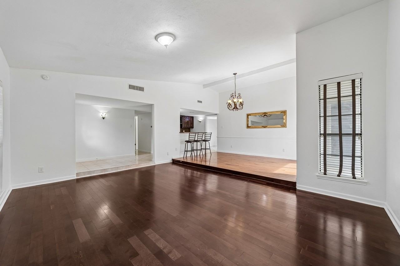 10239 Green Ash Rd - Photo 5 of 36