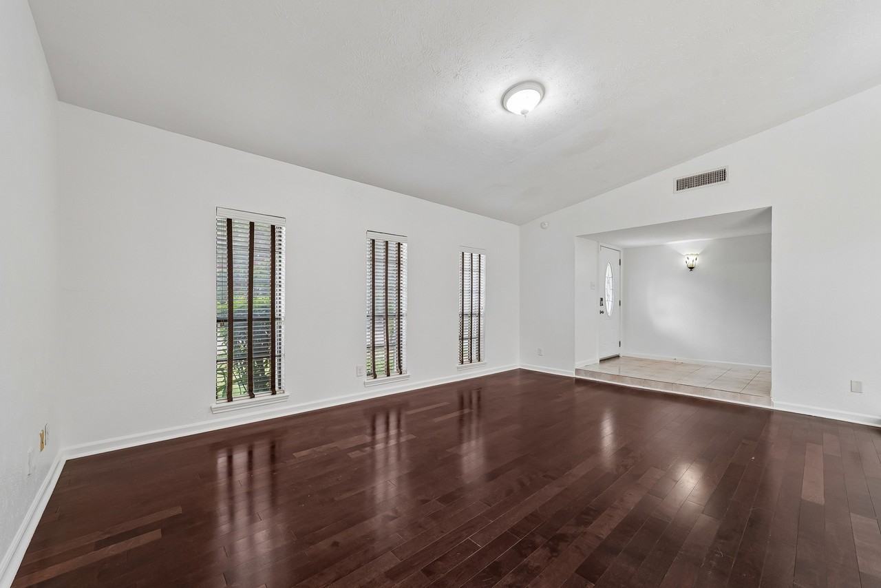 10239 Green Ash Rd - Photo 6 of 36