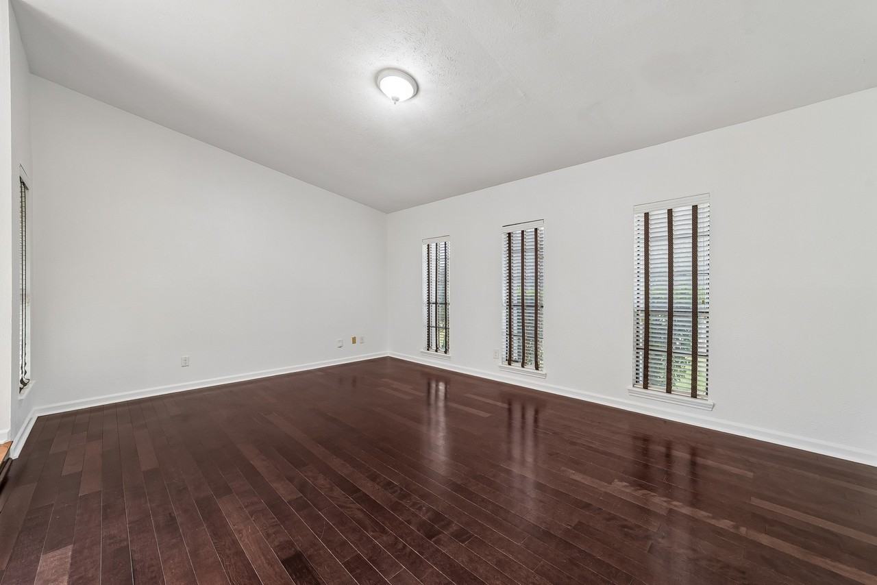 10239 Green Ash Rd - Photo 7 of 36