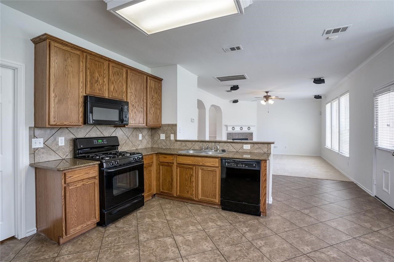 9909 Delamere Dr - Photo 6 of 22