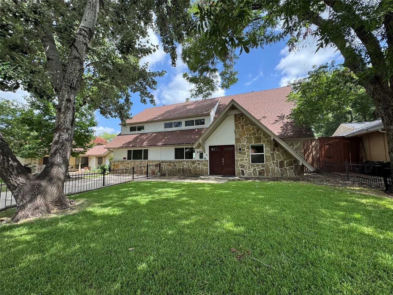 3573 Ridgebriar Dr - Photo 2 of 33