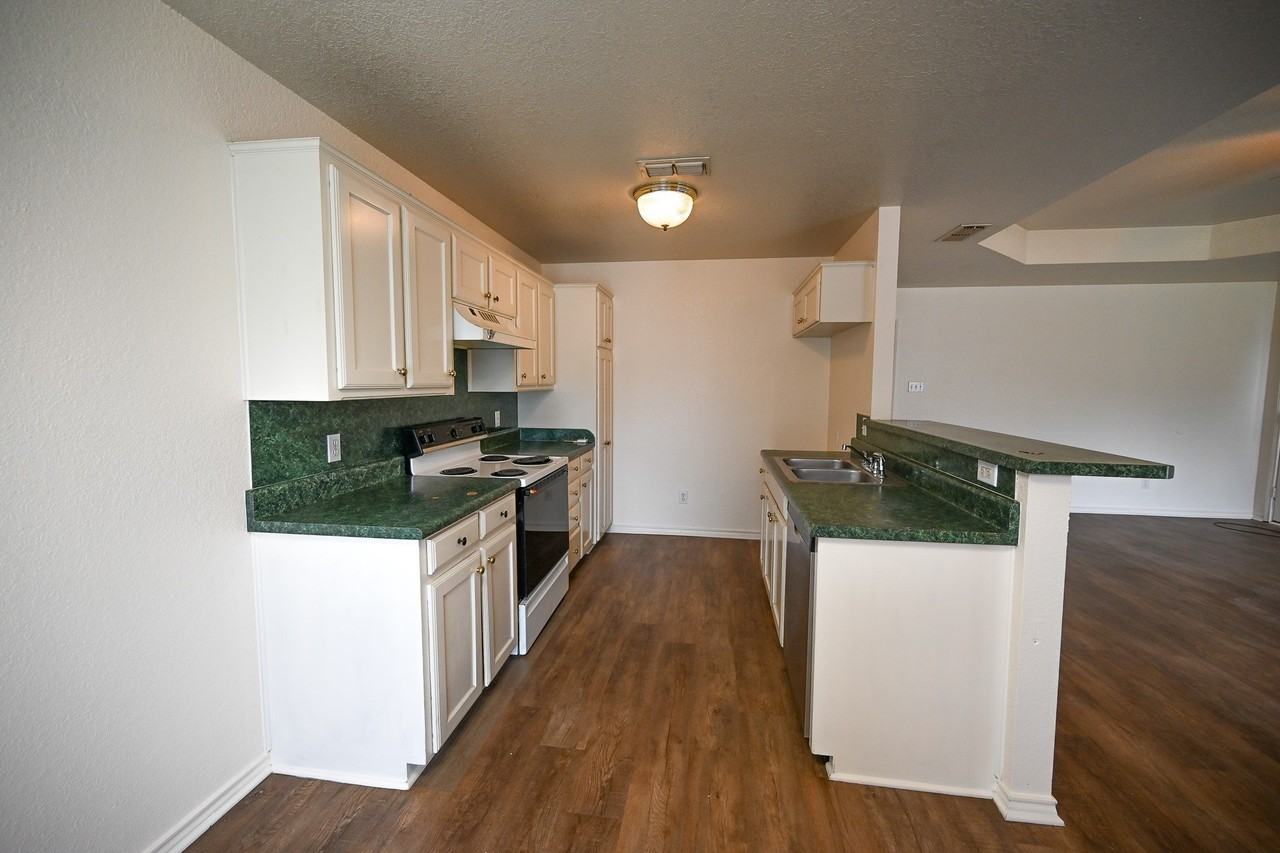506 Valleyridge Ct #B - Photo 3 of 10