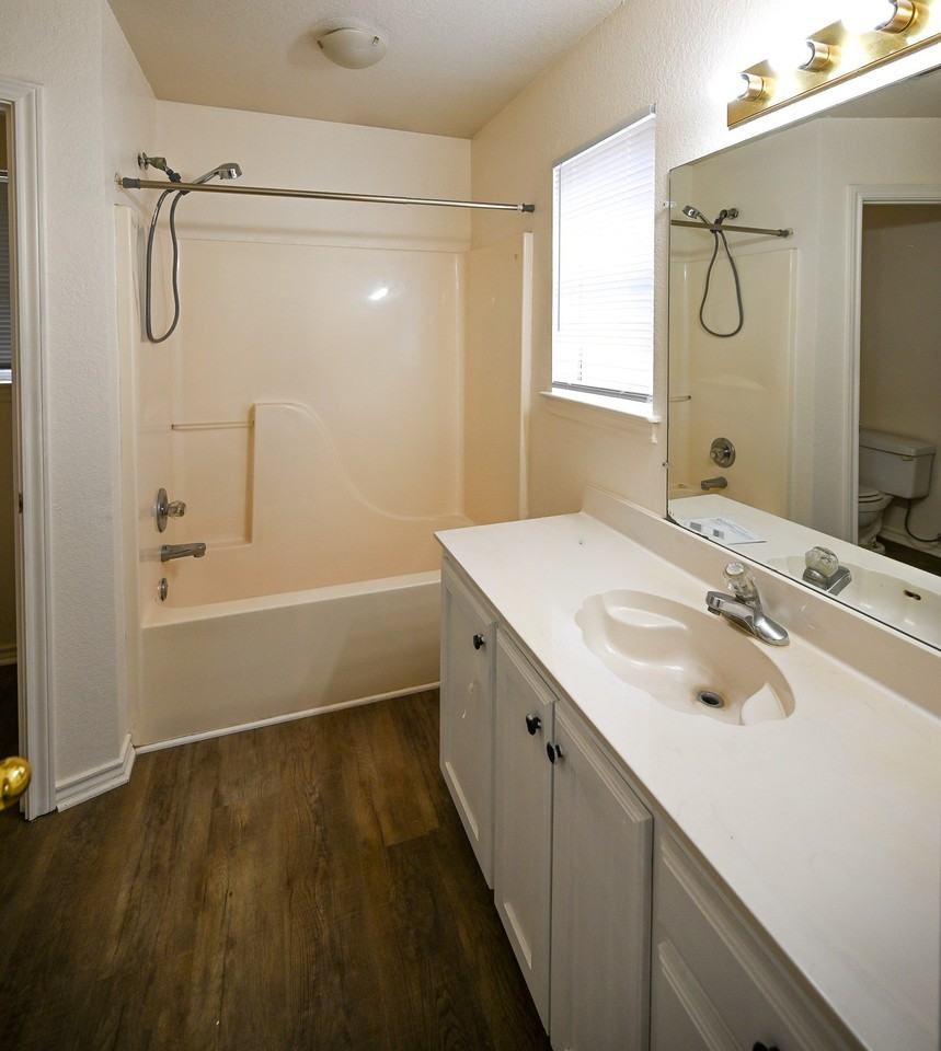 506 Valleyridge Ct #B - Photo 7 of 10