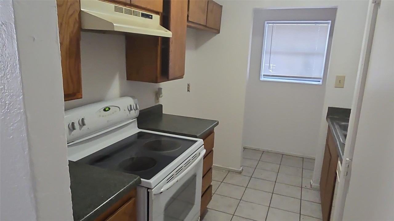 1627 Windsong Ln - Photo 3 of 10