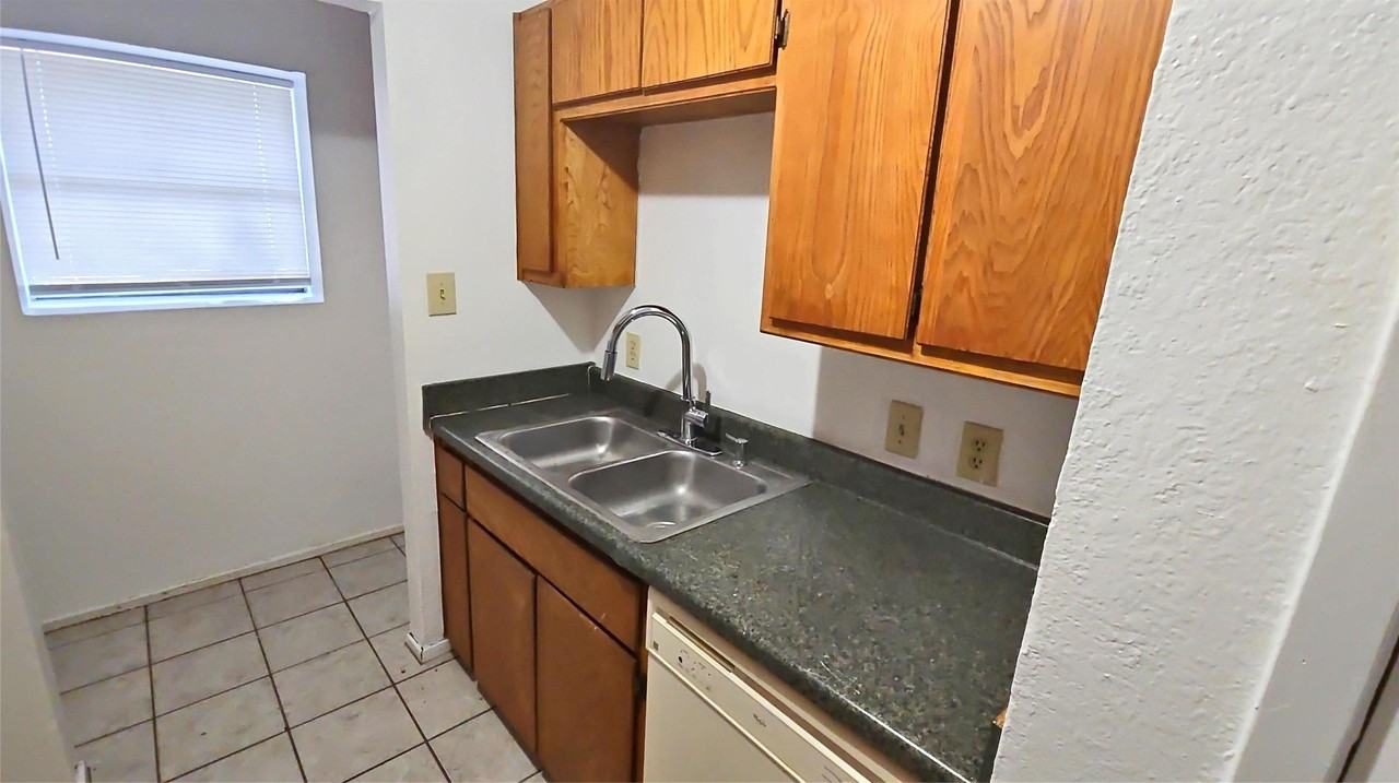 1627 Windsong Ln - Photo 4 of 10